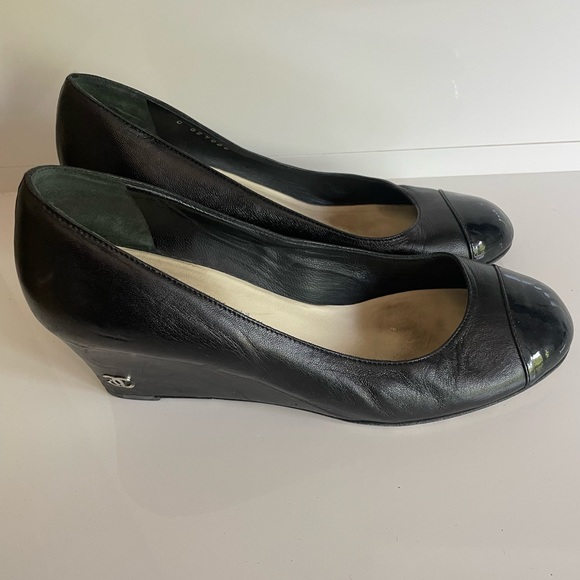 Authentic Chanel Pre-Owned Black Leather Shoes with Patent Leather on top size38 - Picture 2 of 5